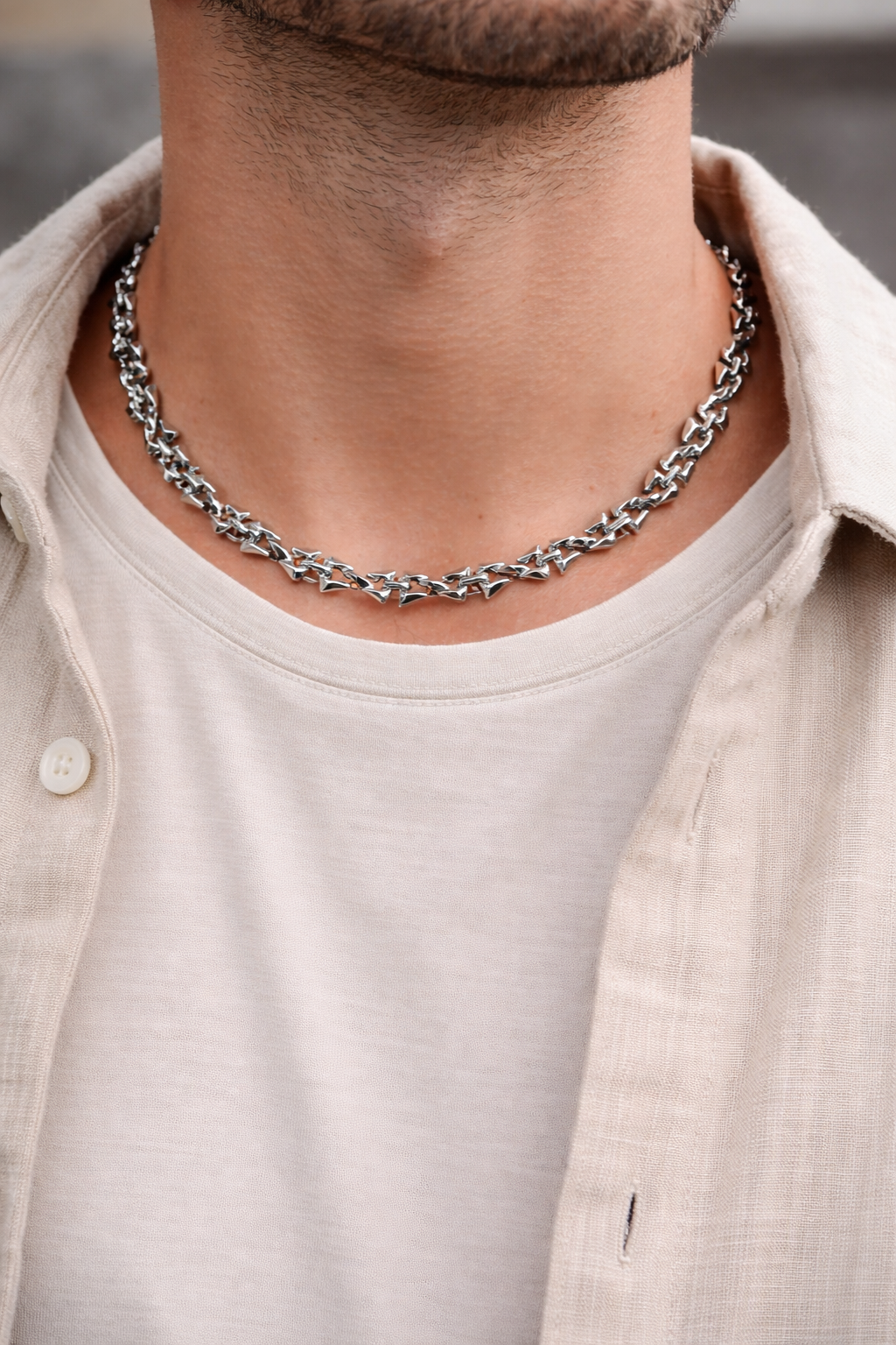 Zilveren heren ketting met geometrisch design gedragen door model – Montier Paris