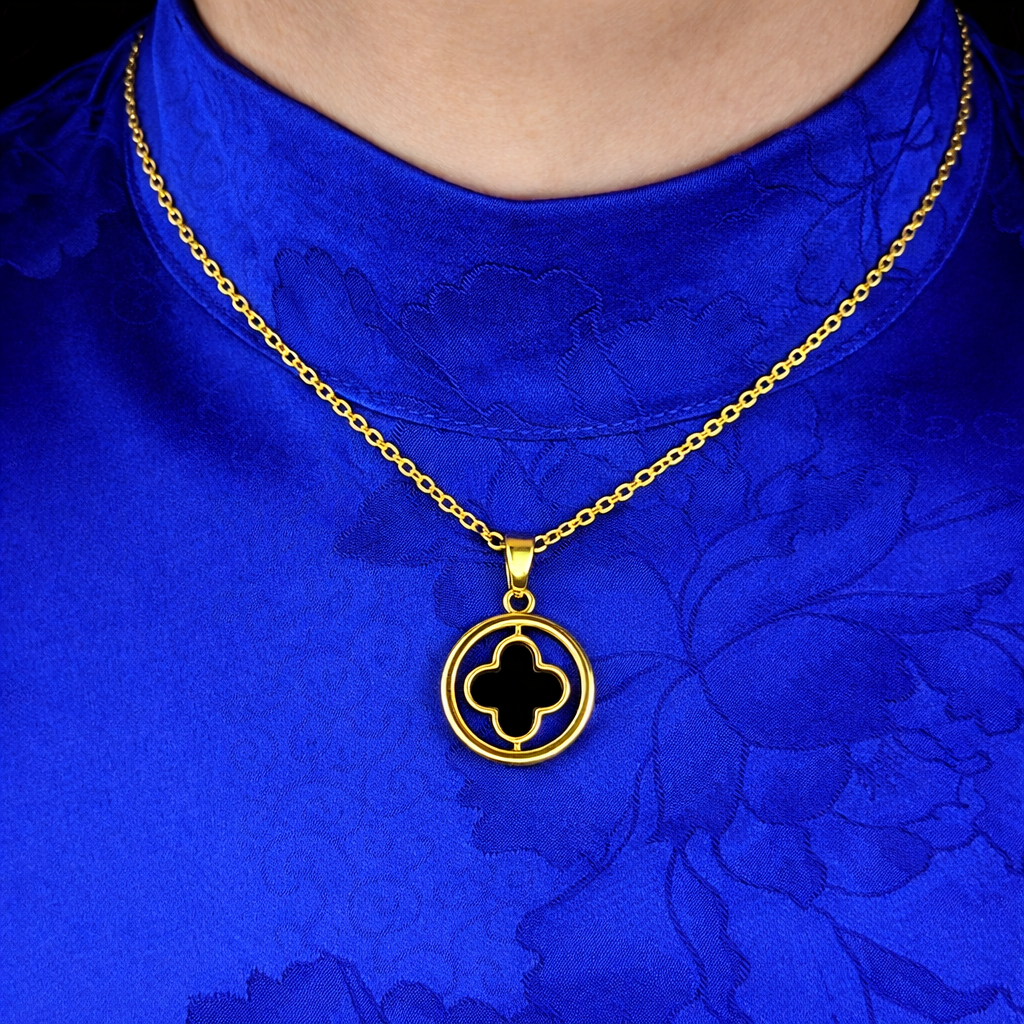 Cirkel ketting dames gedragen door model voor stijlvolle uitstraling