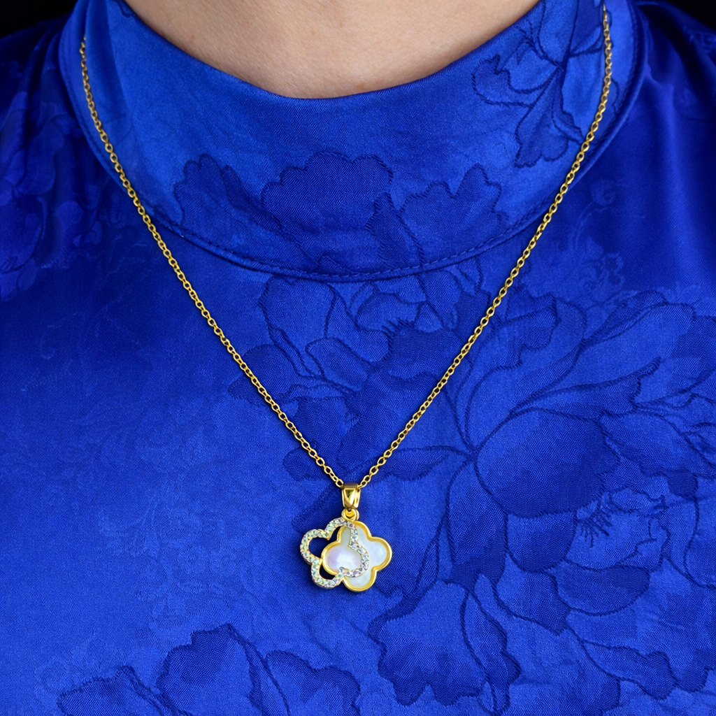 Klaver ketting dames gedragen door model voor stijlvolle uitstraling