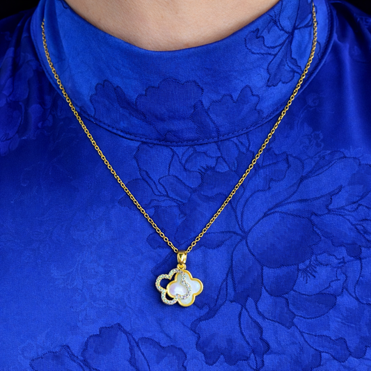 Klaver ketting dames gedragen door model voor stijlvolle uitstraling