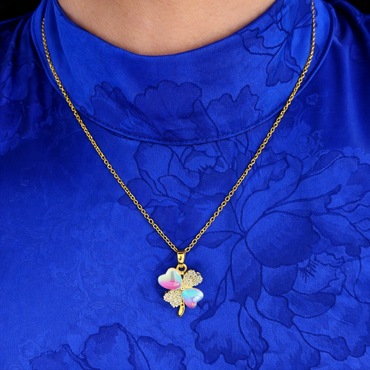 Klaver ketting parelmoer dames gedragen door model voor stijlvolle uitstraling