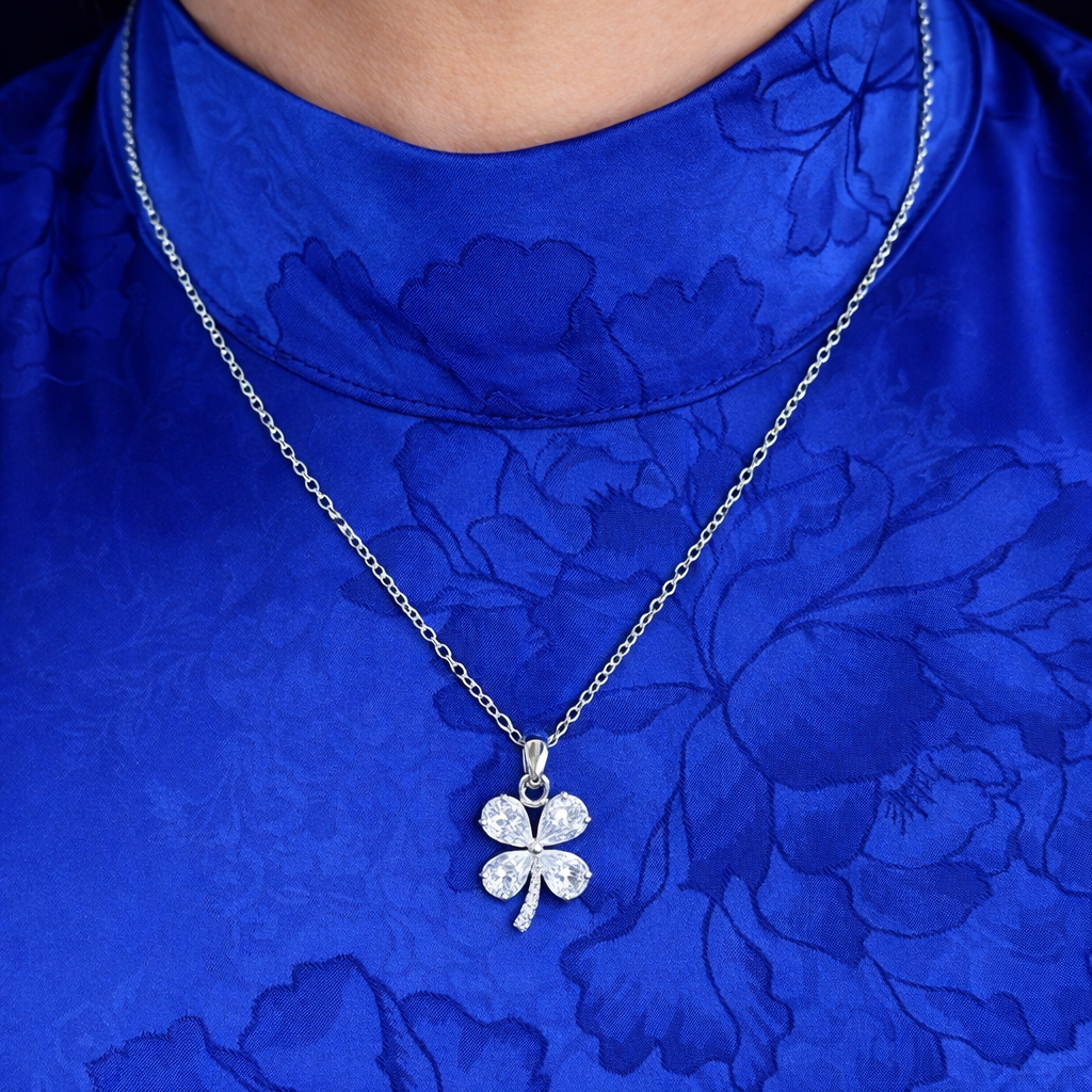 Kristal klaver ketting dames gedragen door model voor stijlvolle uitstraling