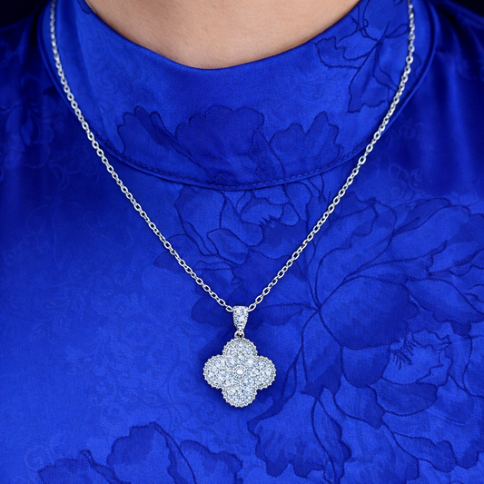 Zilveren dames ketting gedragen door model voor stijlvolle uitstraling