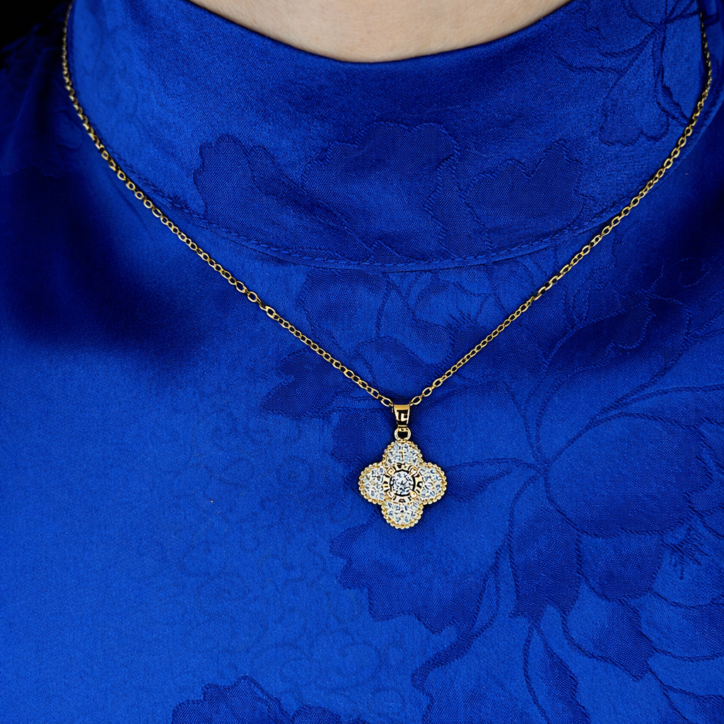 Roos ketting dames gedragen door model voor stijlvolle uitstraling