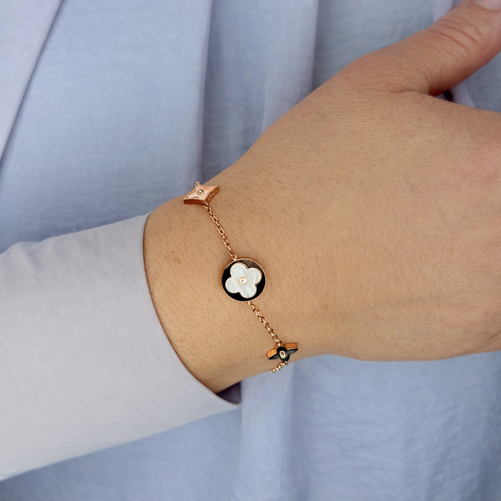 Brons Gouden klaver armband gedragen om de pols, stijlvol dames sieraad met verfijnde uitstraling