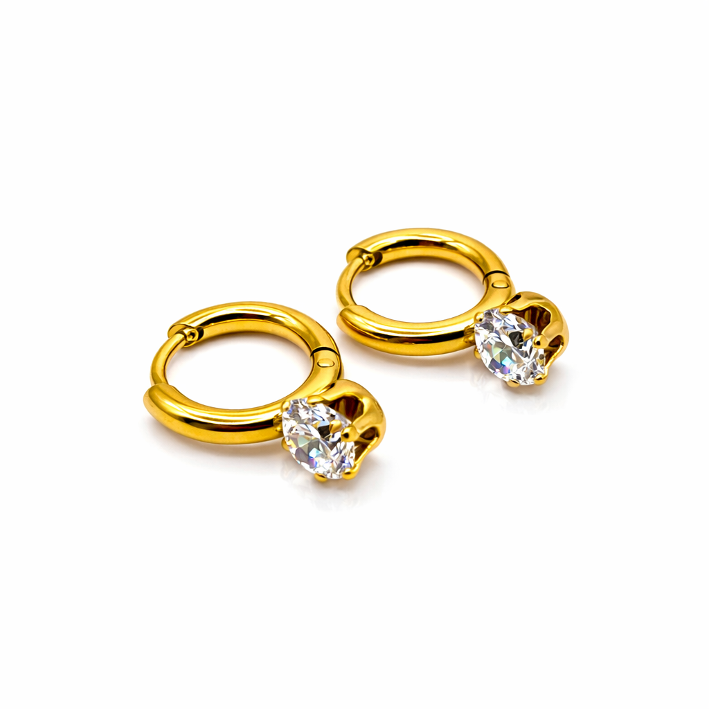 Gouden oorbellen dames op witte achtergrond met elegant design