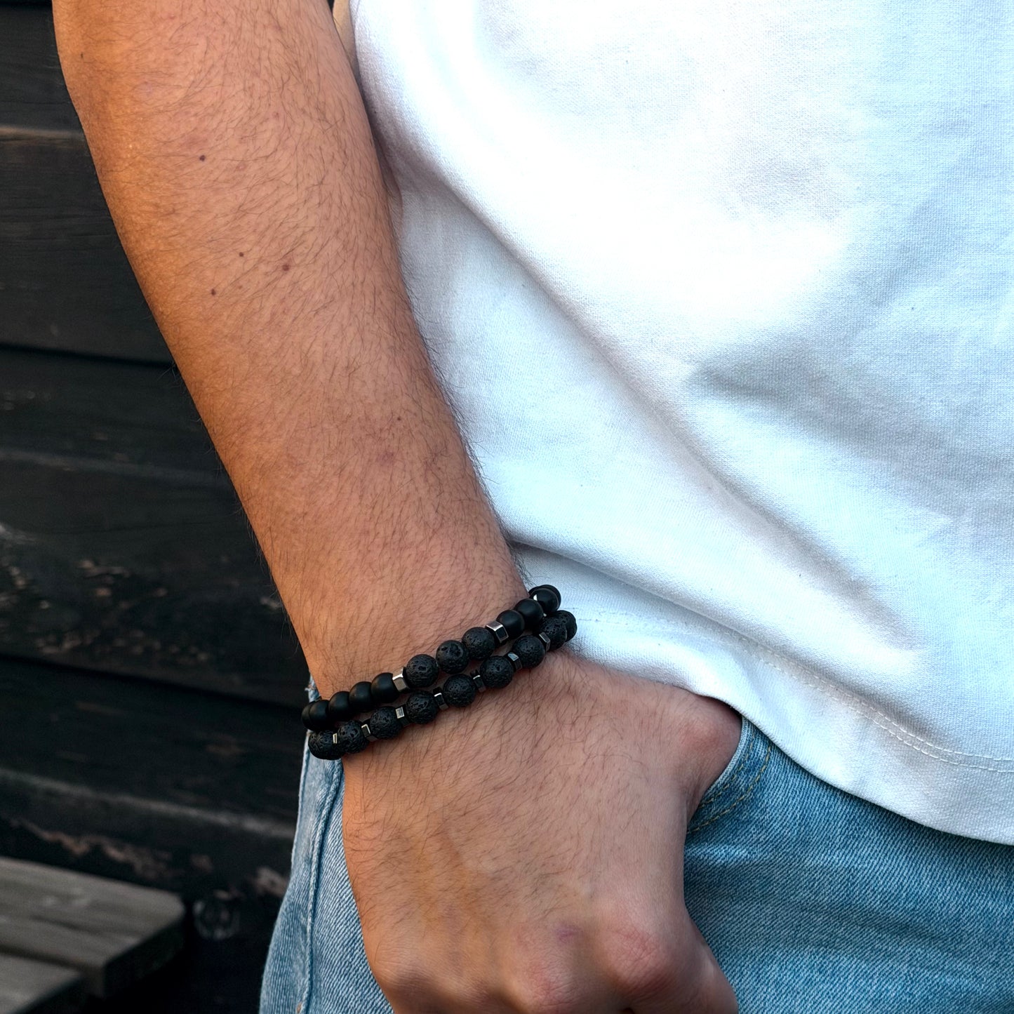 Heren armband met zwarte kralen detail en strakke afwerking