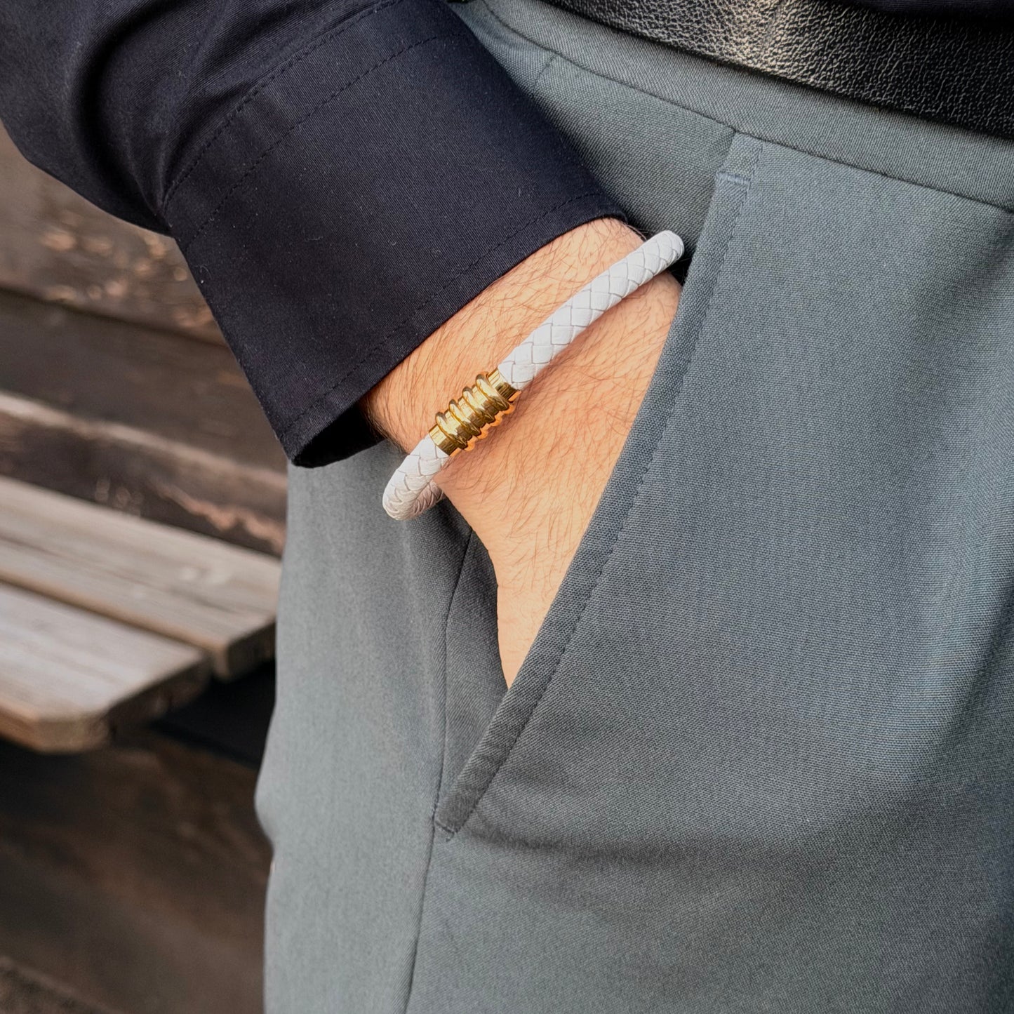 Detail van de Tresse gevlochten armband gedragen om de pols