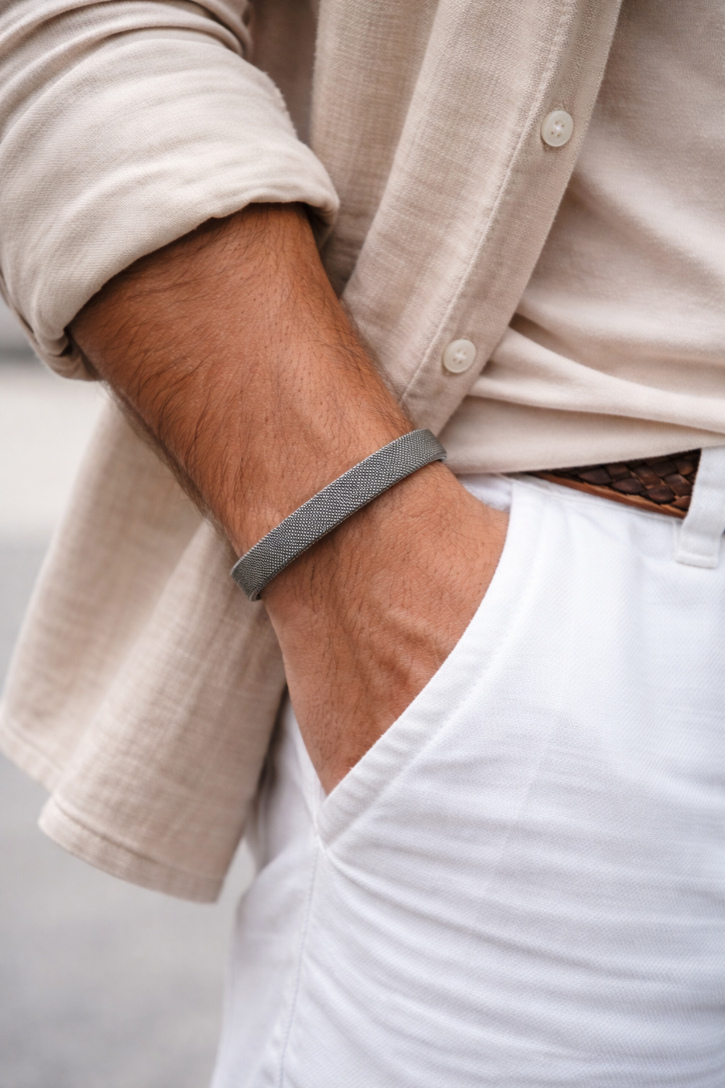 Minimalistische zilveren heren armband gedragen door model – Montier Paris