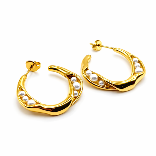 Minimalistische oorbellen dames op witte achtergrond met subtiel design