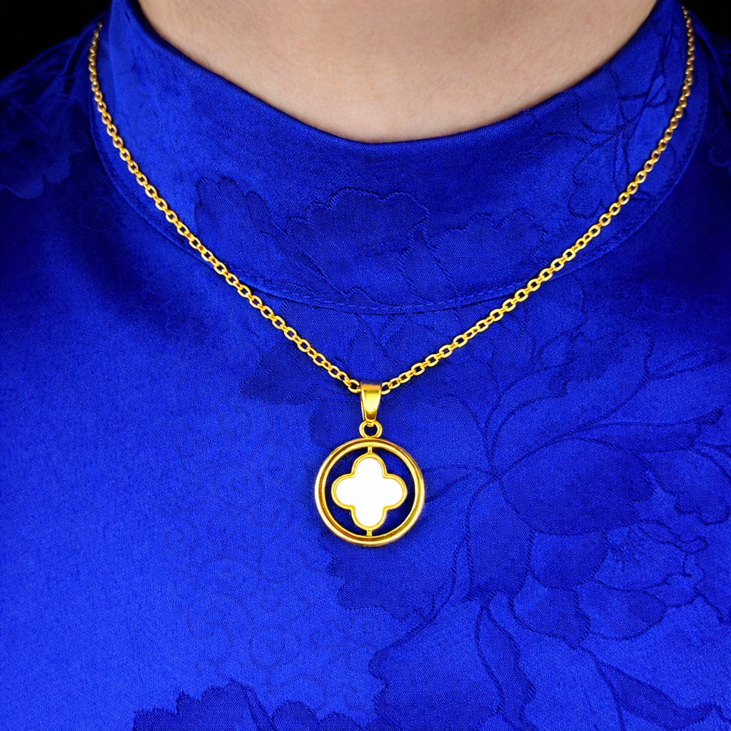 Cirkel ketting dames gedragen door model voor stijlvolle uitstraling