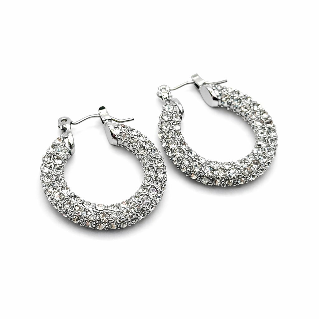 Ovale oorbellen dames op witte achtergrond met elegant design