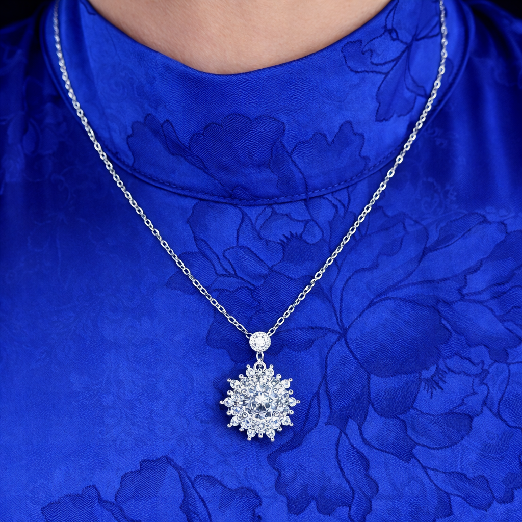 Ketting met kristal dames gedragen door model voor stijlvolle uitstraling