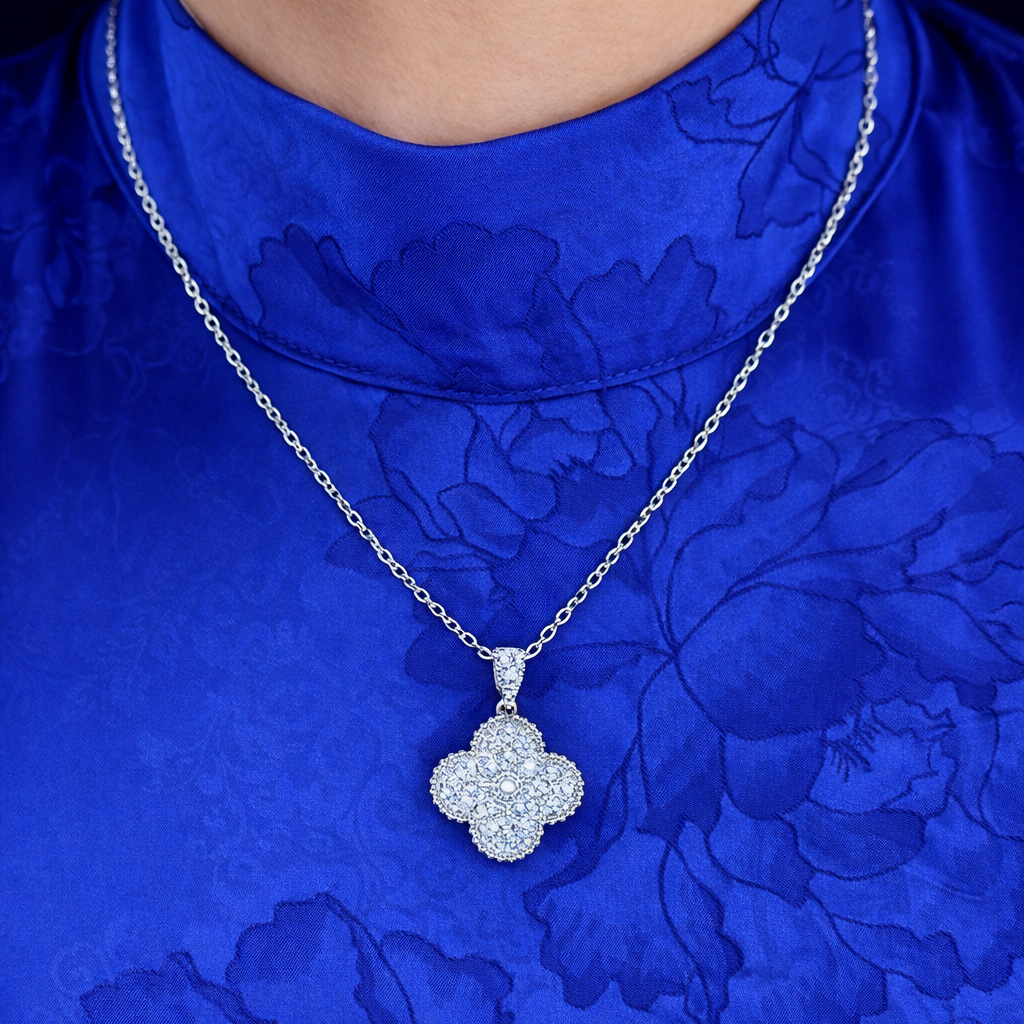 Zilveren dames ketting gedragen door model voor stijlvolle uitstraling