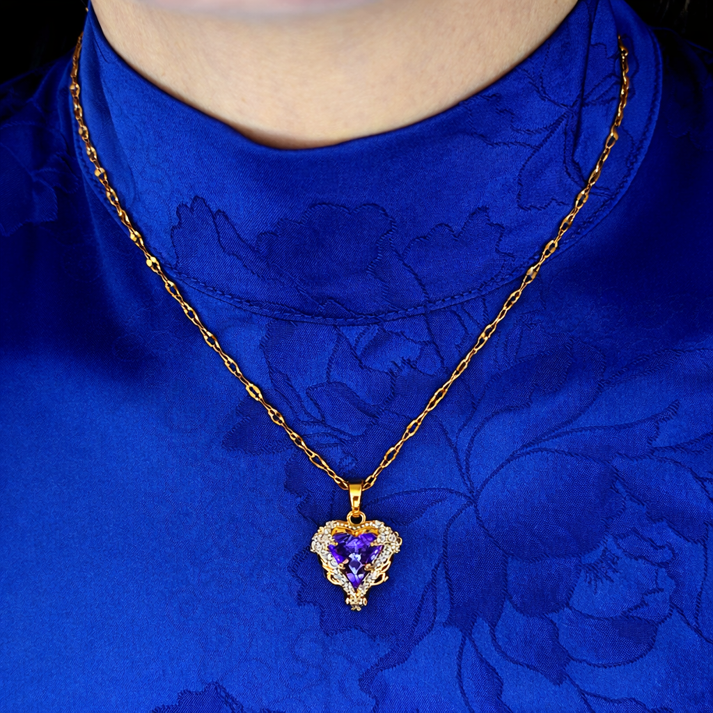 Hartjes ketting dames gedragen door model voor stijlvolle uitstraling