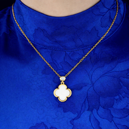 Klaver ketting dames diamant look gedragen door model voor elegante uitstraling