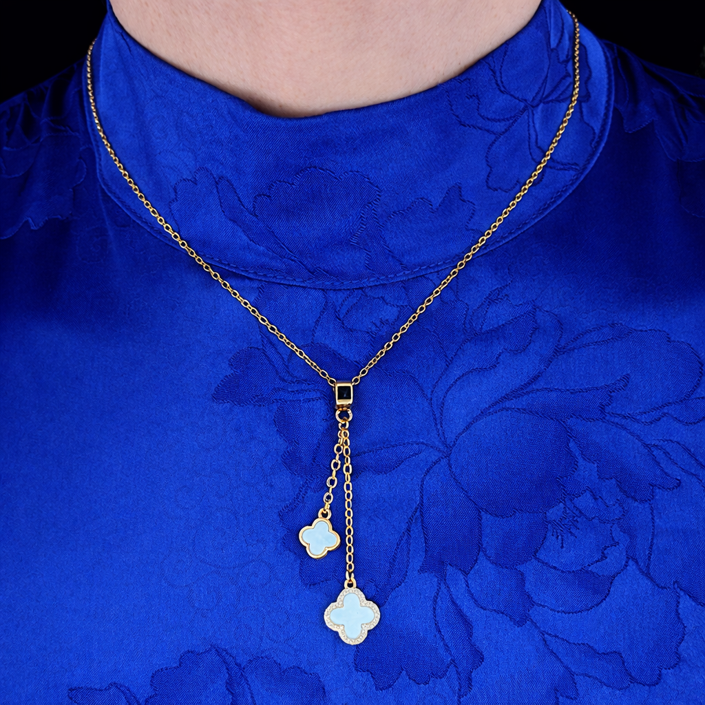 Elegante dames ketting gedragen door model voor stijlvolle uitstraling