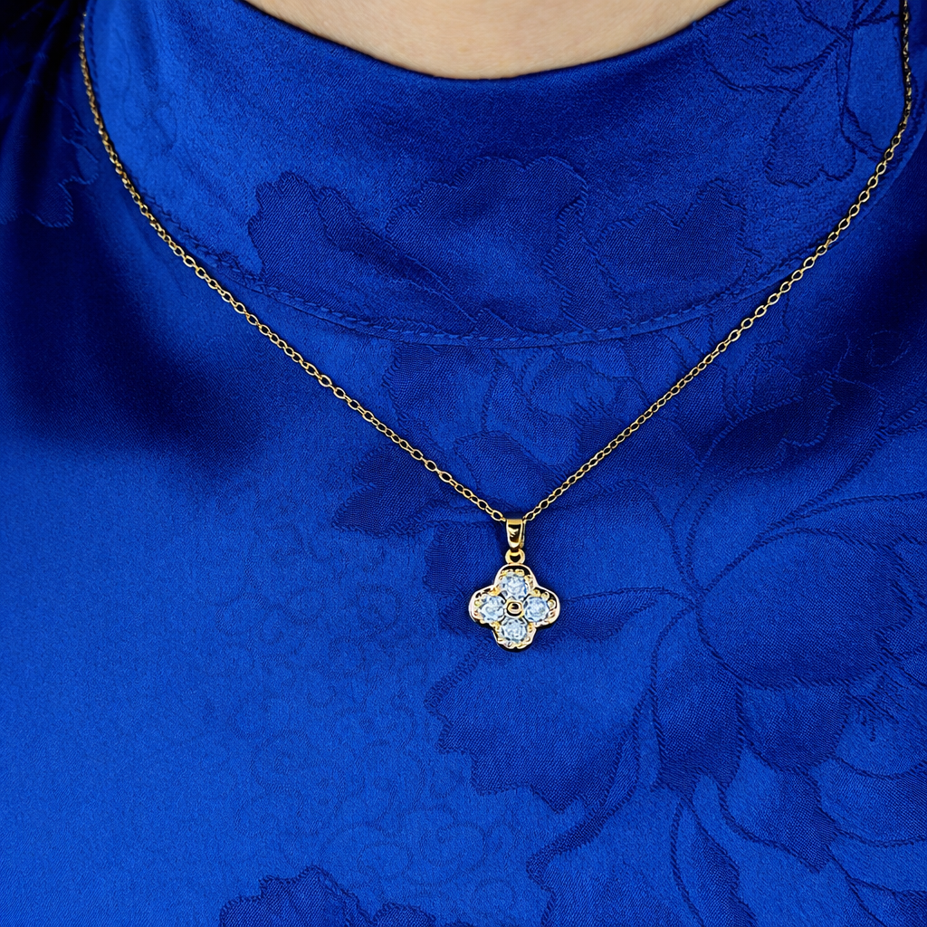 Bloem ketting dames gedragen door model voor stijlvolle uitstraling