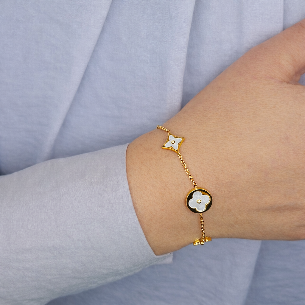 Gouden klaver armband gedragen om de pols, stijlvol dames sieraad met verfijnde uitstraling