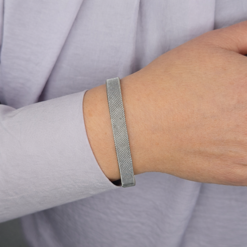 Minimalistische lineaire dames armband gedragen om de pols
