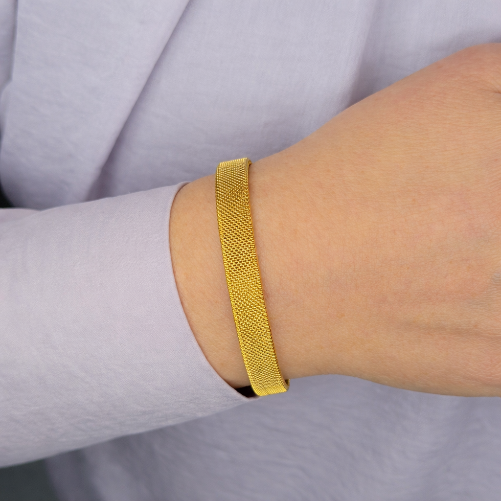 Minimalistische lineaire dames armband gedragen om de pols
