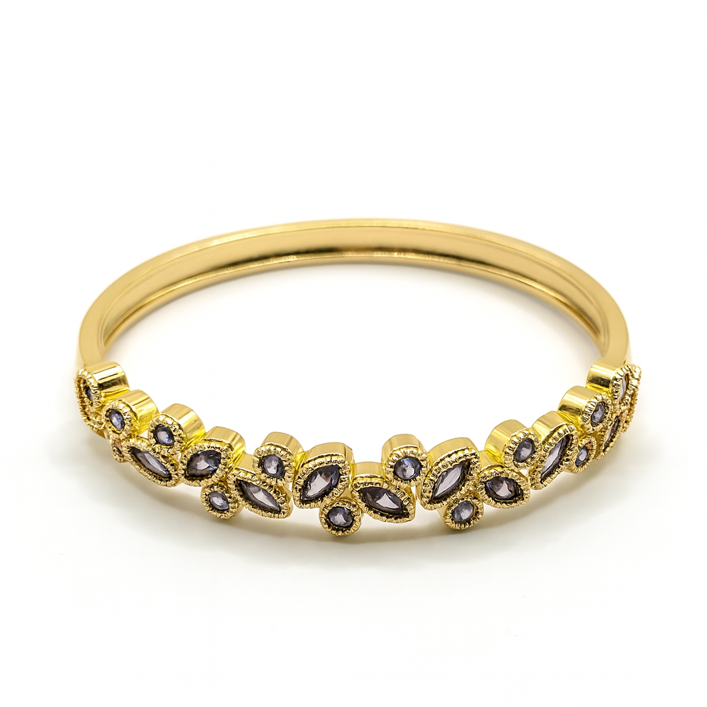 Chique armband dames op witte achtergrond met luxe afwerking