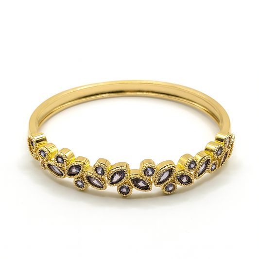 Chique armband dames op witte achtergrond met luxe afwerking