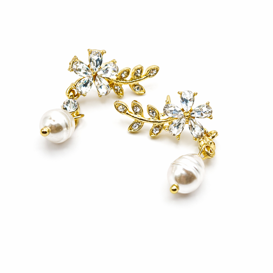 Bloem oorbellen dames op witte achtergrond met elegant design