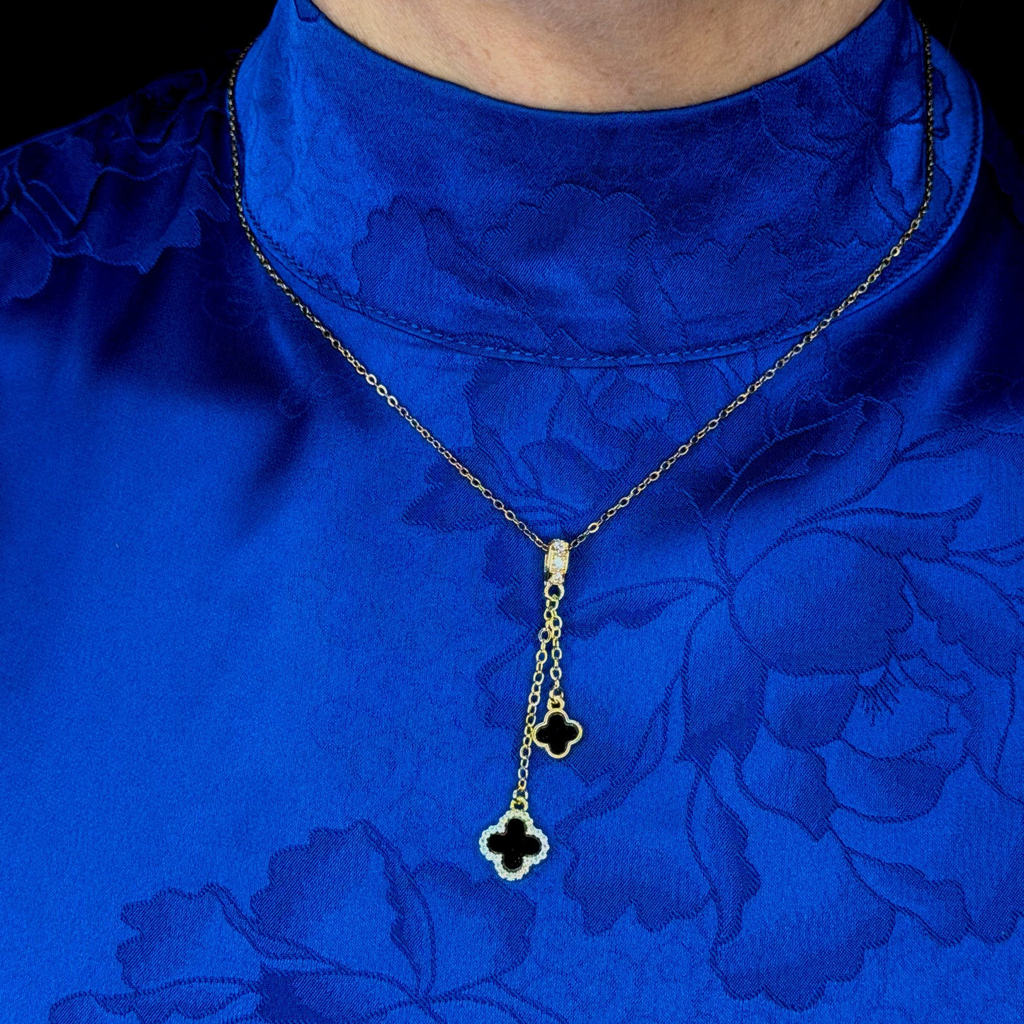 Elegante dames ketting gedragen door model voor stijlvolle uitstraling