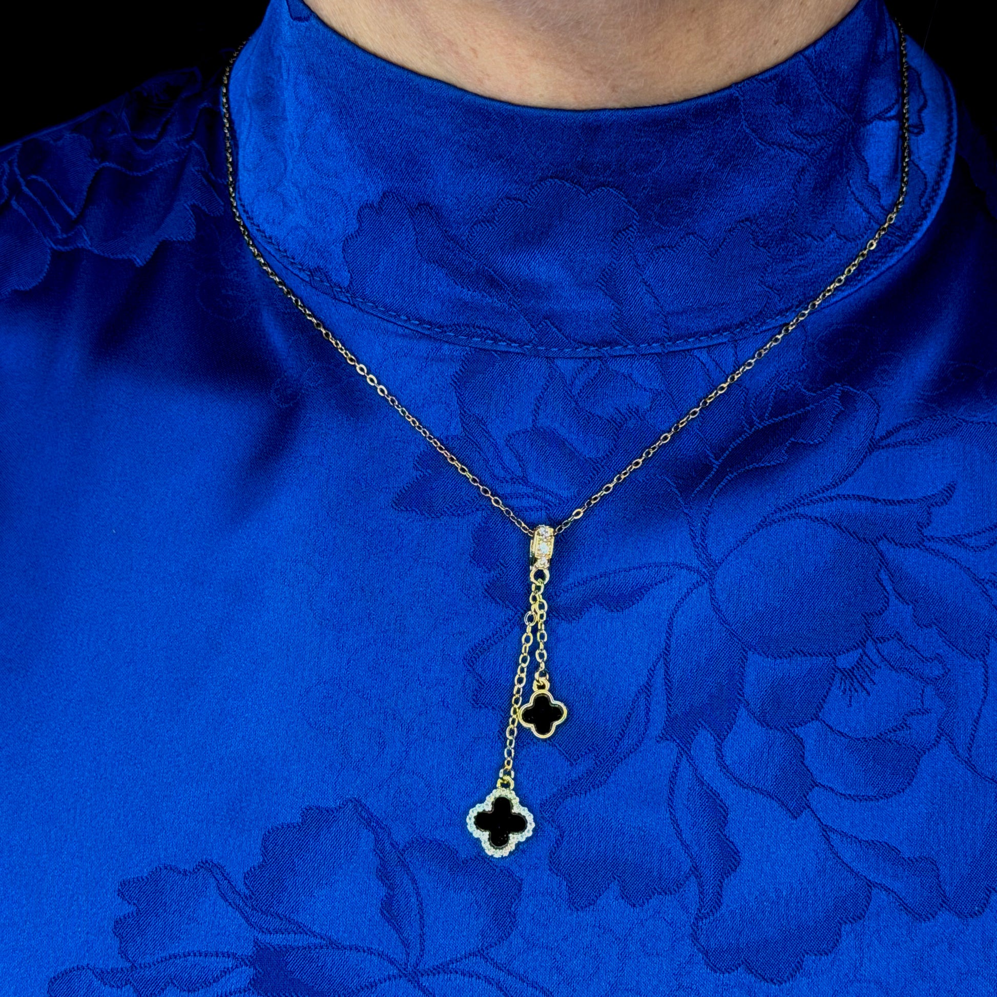 Elegante dames ketting gedragen door model voor stijlvolle uitstraling