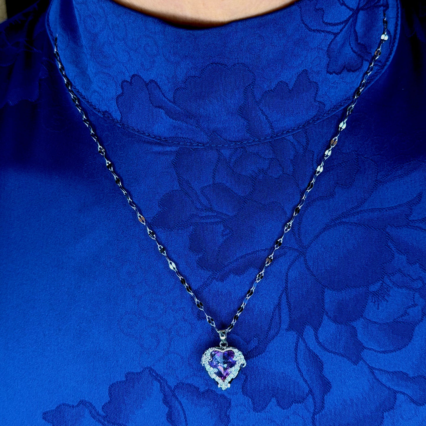 Hartjes ketting dames gedragen door model voor stijlvolle uitstraling