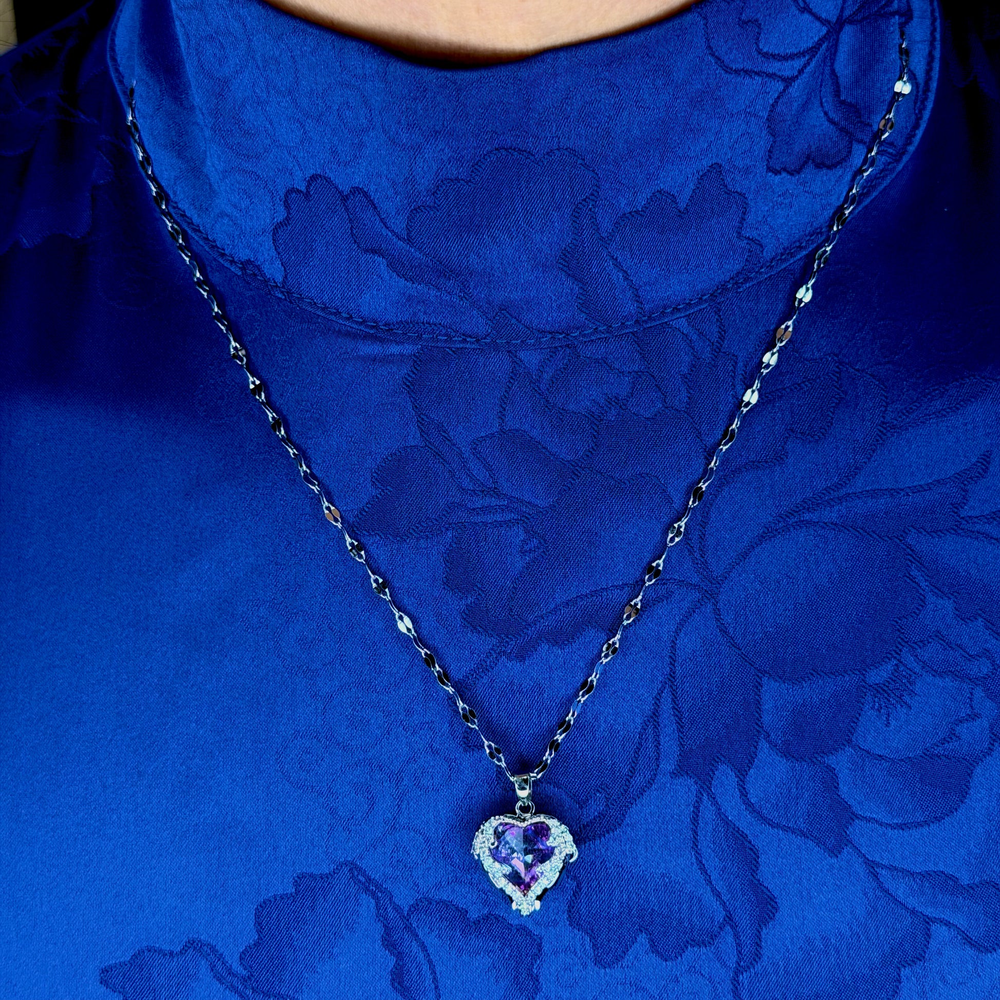 Hartjes ketting dames gedragen door model voor stijlvolle uitstraling