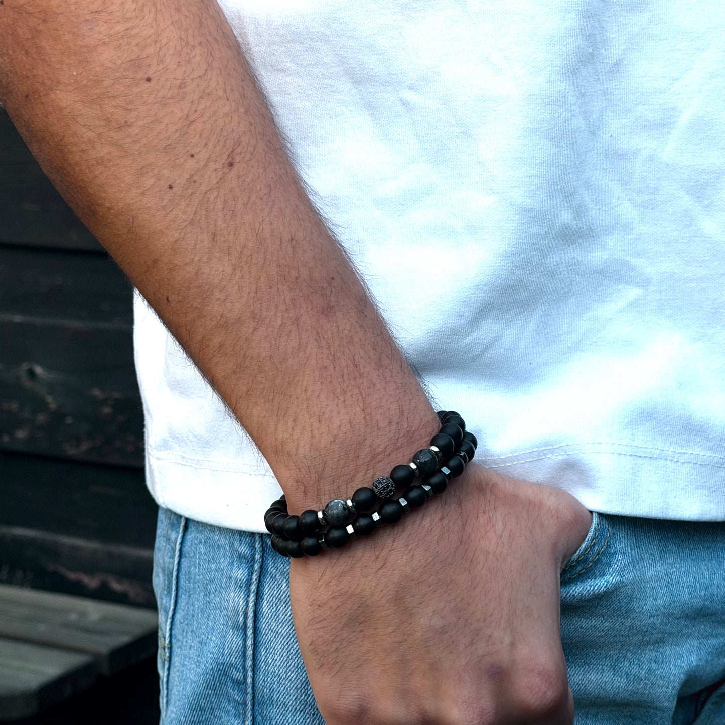 Heren armband met zwarte kralen detail en elegante afwerking
