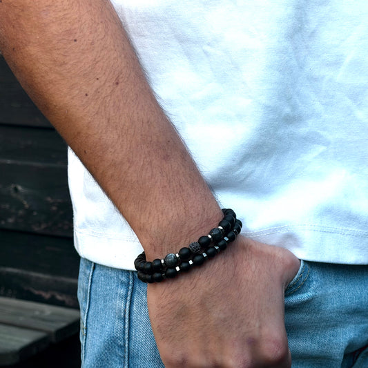 Heren armband met zwarte kralen detail en elegante afwerking
