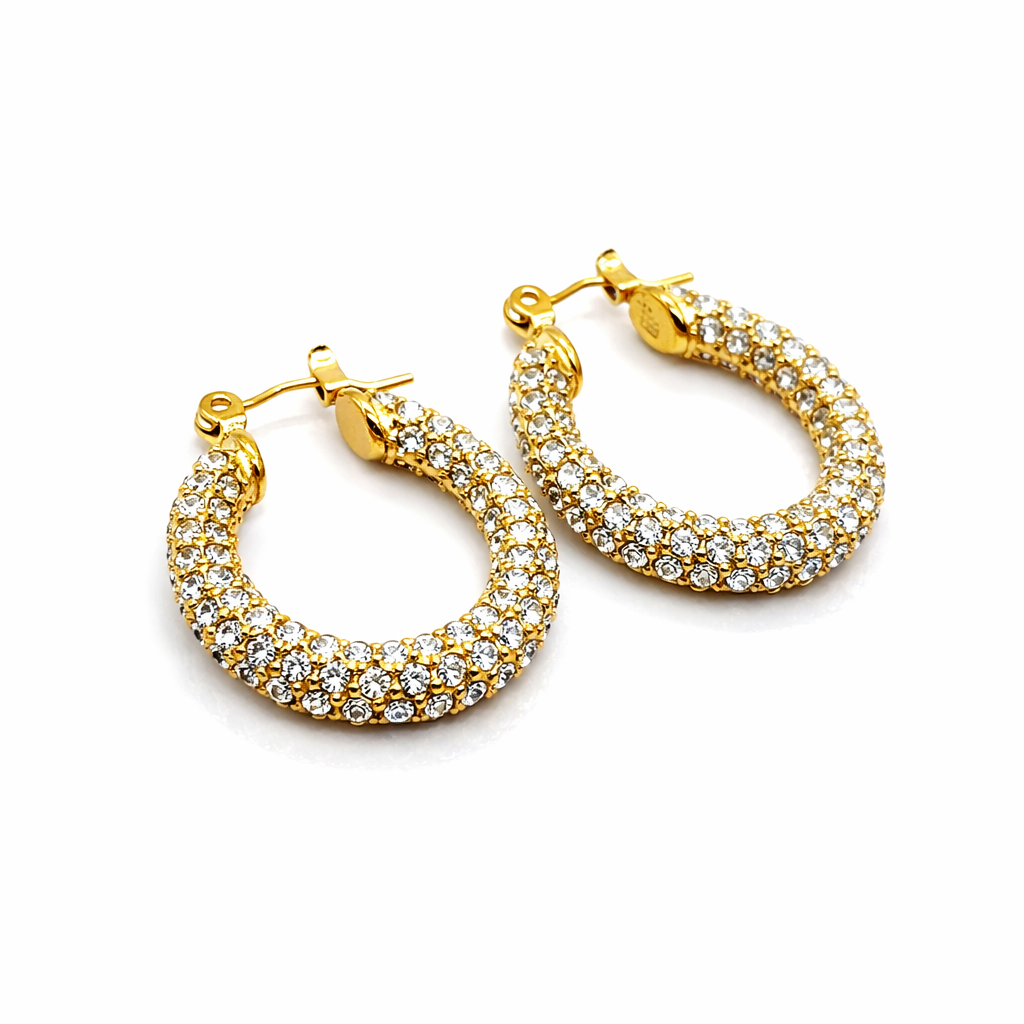 Ovale oorbellen dames op witte achtergrond met elegant design