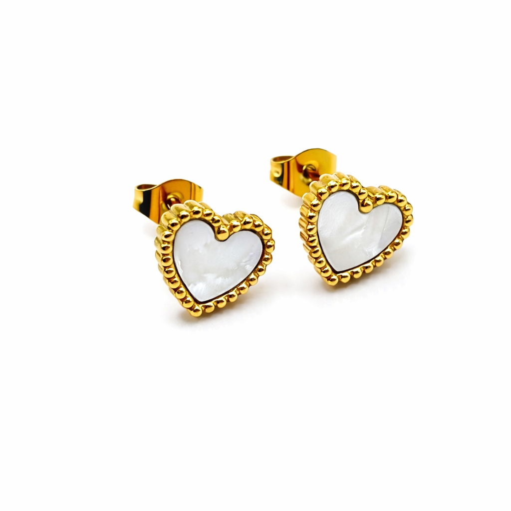 Hartjes oorbellen dames op witte achtergrond met elegant design