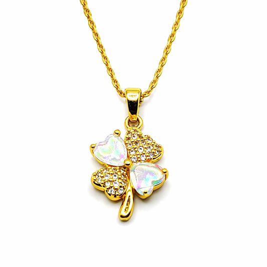 Klaver ketting parelmoer dames op witte achtergrond met elegant design