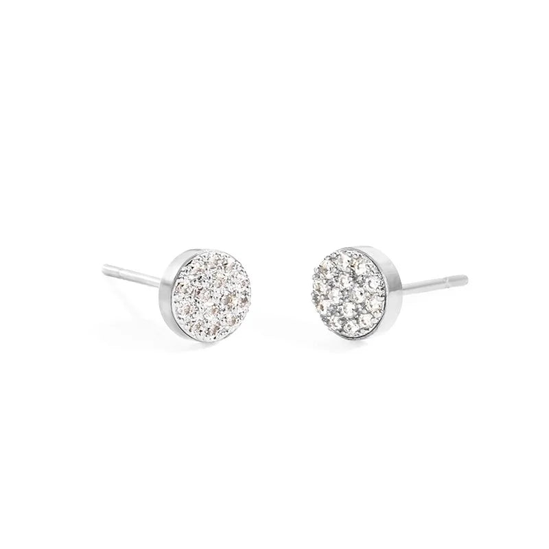 Diamant oorbellen dames op witte achtergrond met luxe uitstraling