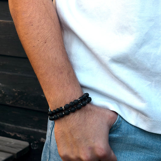 Heren armband met zwarte kralen detail en strakke afwerking
