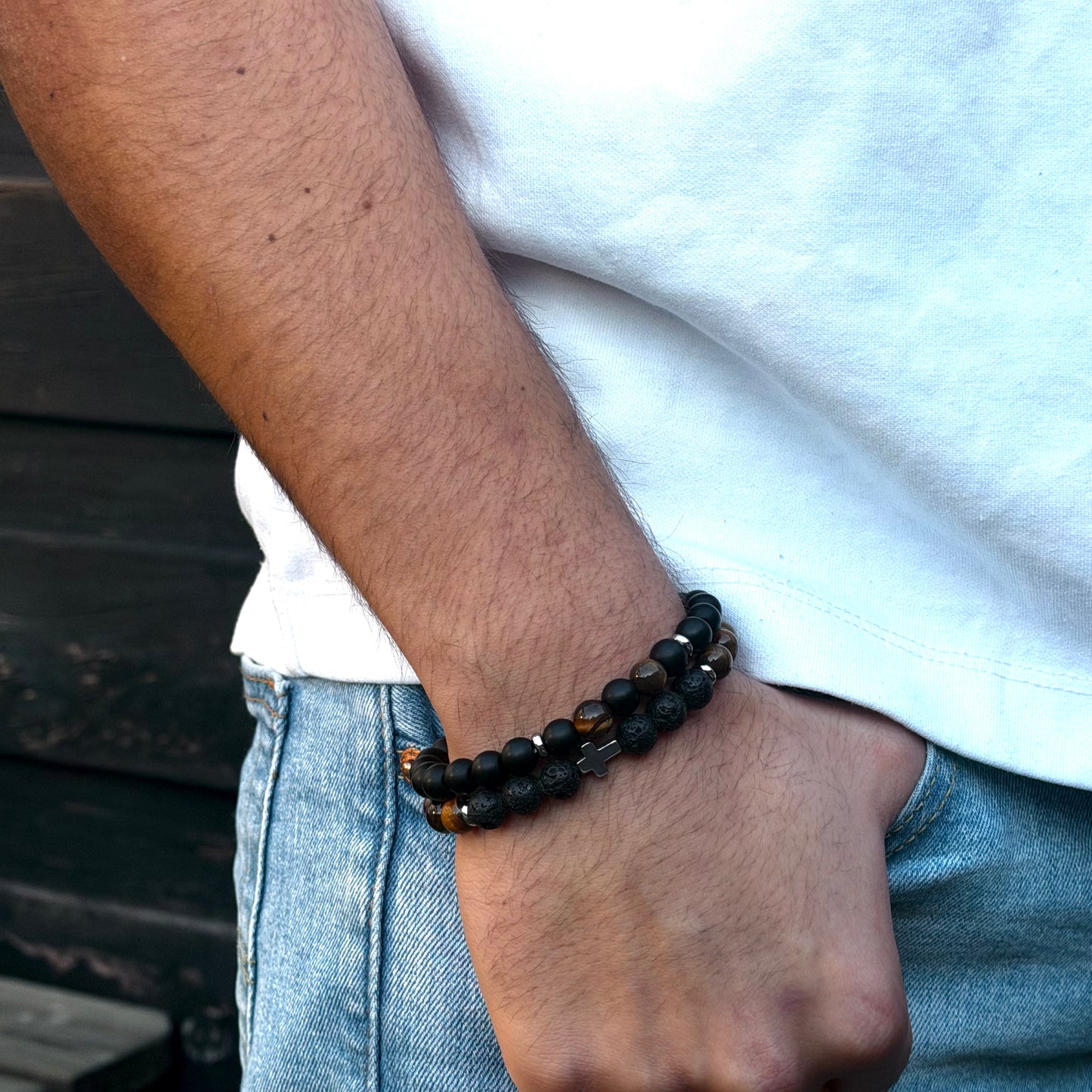 Heren armband met lavasteen kralen detail en rustige uitstraling
