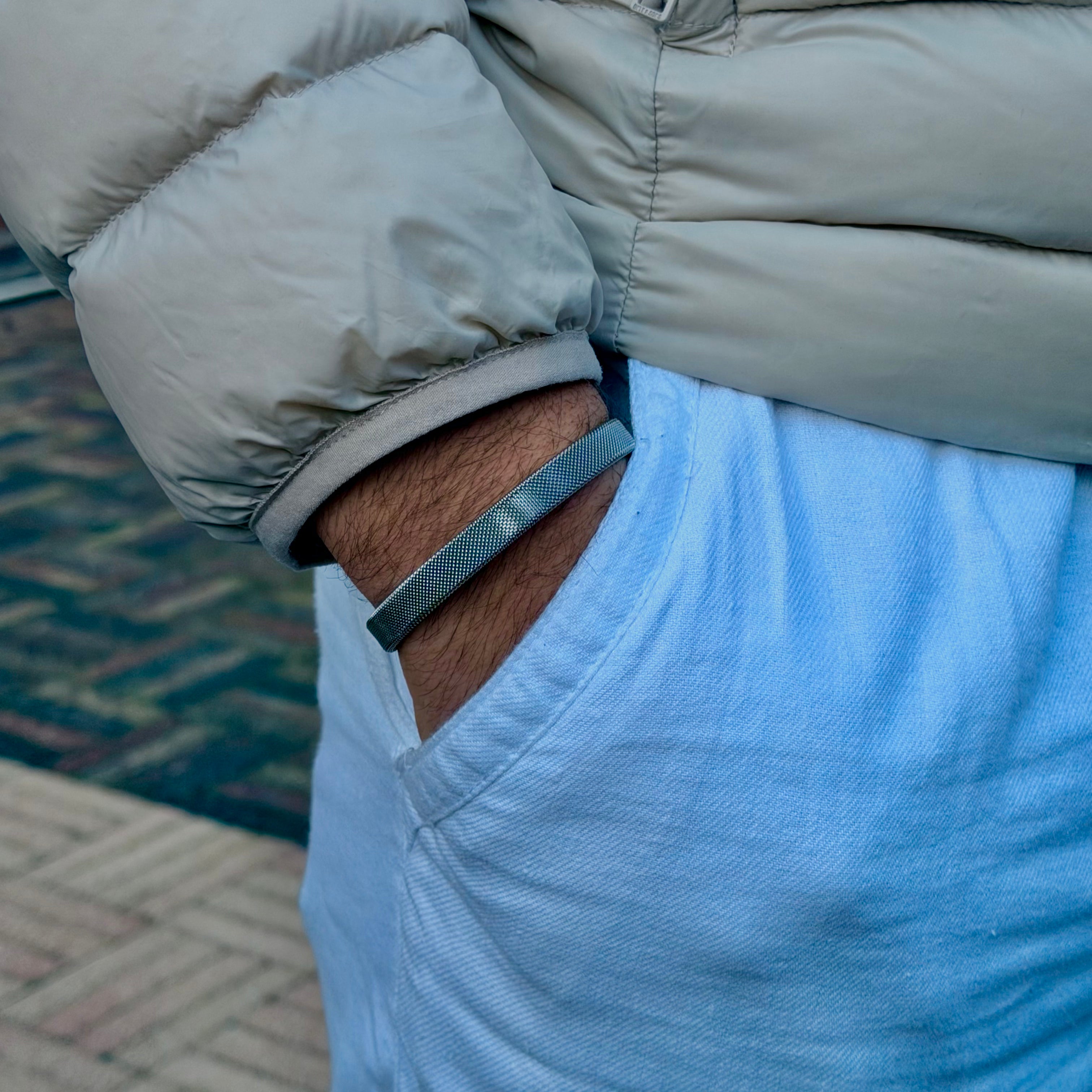 Heren armband met lineair design gedragen om de pols
