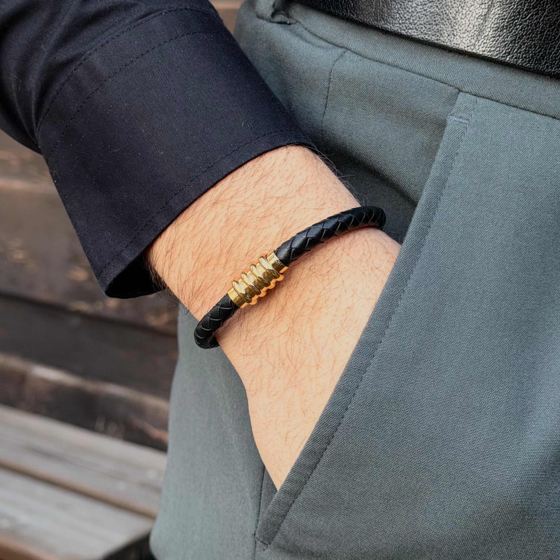 Tresse gevlochten heren armband gedragen om de pols
